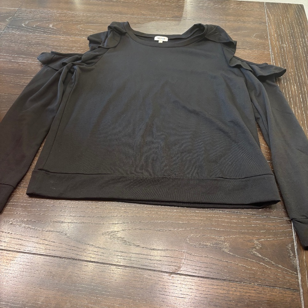 Shoulder cut out shirt